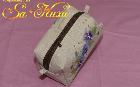 パンジーの台形ポーチ(小)minneに出品しています パンジーの台形ポーチ(小)minneに出品しています