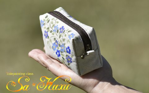 青い小花のボックスポーチminneに出品しました 青い小花のボックスポーチminneに出品しました