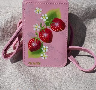 いちごのカードホルダー(ピンク)minneに出品しています いちごのカードホルダー(ピンク)minneに出品しています