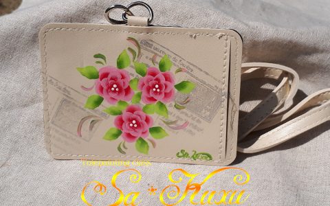 ピンクの花のカードホルダー(アイボリー)minneに出品しています ピンクの花のカードホルダー(アイボリー)minneに出品しています