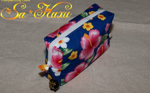 ハイビスカスのボックスポーチ(紺)minneに出品しています ハイビスカスのボックスポーチ(紺)minneに出品しています