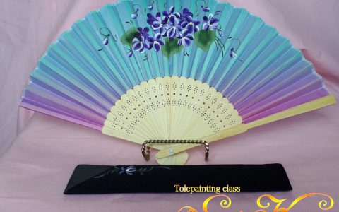 すみれの布扇子(ブルー)ケース付minneに出品しています すみれの布扇子(ブルー)ケース付minneに出品しています