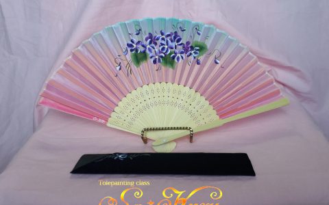 すみれの布扇子(ピンク)・ケース付minneに出品しています すみれの布扇子(ピンク)・ケース付minneに出品しています