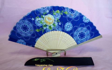 黄薔薇の布扇子(紺レース柄)minneに出品しました 黄薔薇の布扇子(紺レース柄)minneに出品しました