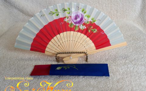 紫薔薇の布扇子ミニ(赤/灰)ケース付minneに出品しています 紫薔薇の布扇子ミニ(赤/灰)ケース付minneに出品しています