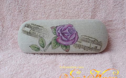 紫薔薇のメガネケース(リネン風布貼)minneに出品しています 紫薔薇のメガネケース(リネン風布貼)minneに出品しています