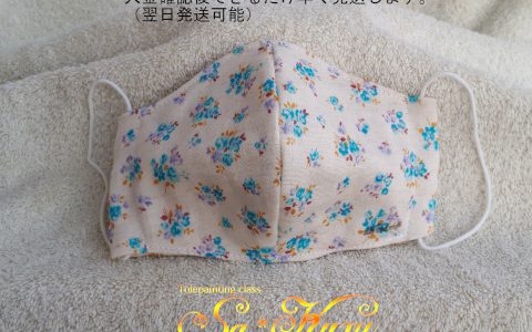 大人用立体布マスク(青小花柄)minneに出品しました 大人用立体布マスク(青小花柄)minneに出品しました