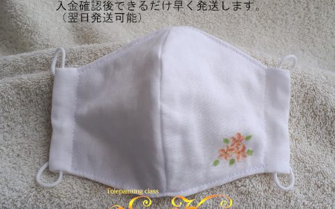 大人用立体ペイント布マスク白(オレンジ小花)minneに出品しました 大人用立体ペイント布マスク白(オレンジ小花)minneに出品しました