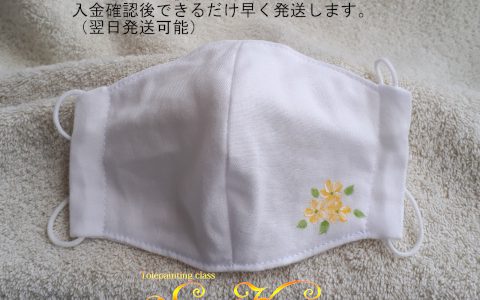 大人用立体ペイント布マスク白(黄小花)minneに出品しました 大人用立体ペイント布マスク白(黄小花)minneに出品しました