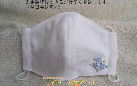 大人用立体ペイント布マスク白(青小花)minneに出品しました 大人用立体ペイント布マスク白(青小花)minneに出品しました
