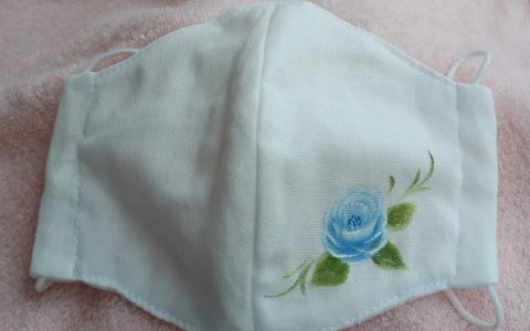 大人用立体布マスク白(青薔薇)minneに出品しました 大人用立体布マスク白(青薔薇)minneに出品しました