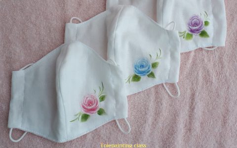 大人用立体布マスク白(薔薇)3種、minneに出品しています 大人用立体布マスク白(薔薇)3種、minneに出品しています