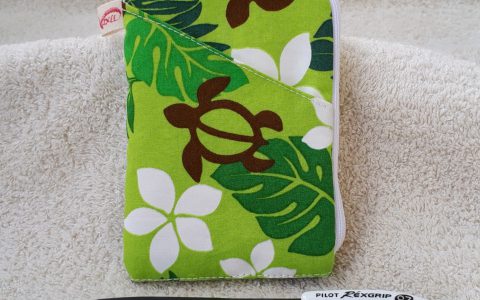 ホヌのフラットポーチ(ミニ)緑minneに出品しました ホヌのフラットポーチ(ミニ)緑minneに出品しました
