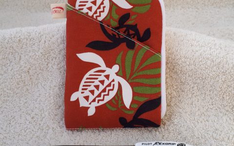 ホヌのフラットポーチ(ミニ)茶minneに出品しました ホヌのフラットポーチ(ミニ)茶minneに出品しました