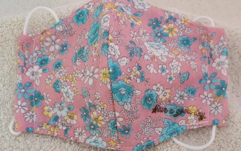 大人用立体布マスク(青い花、ピンク地)minneに出品しました 大人用立体布マスク(青い花、ピンク地)minneに出品しました