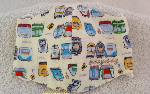 子供用立体布マスク(列車の顔、クリーム色)minneに出品しています 子供用立体布マスク(列車の顔、クリーム色)minneに出品しています