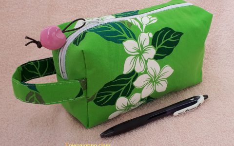 プルメリアの持ち手付ボックスポーチ(緑)minneに出品しています プルメリアの持ち手付ボックスポーチ(緑)minneに出品しています