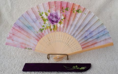 紫薔薇の布扇子(ピンクもみ染め)ケース付minneに出品しました 紫薔薇の布扇子(ピンクもみ染め)ケース付minneに出品しました