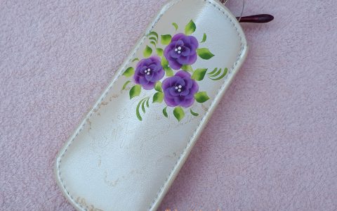 紫の花のメガネケース・アイボリーminneに出品しました 紫の花のメガネケース・アイボリーminneに出品しました