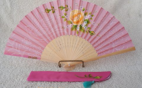 黄薔薇の布扇子(ピンク、ステッチ模様)minneに出品しています 黄薔薇の布扇子(ピンク、ステッチ模様)minneに出品しています