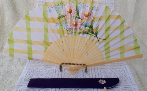 ピンクマーガレットの布扇子(緑チェック模様)minneに出品しました ピンクマーガレットの布扇子(緑チェック模様)minneに出品しました