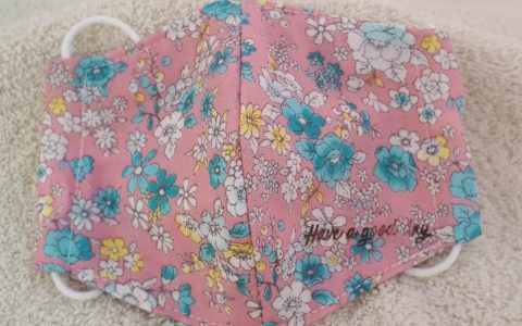 子供用立体布マスク(青い花、ピンク地)minneに出品しています 子供用立体布マスク(青い花、ピンク地)minneに出品しています