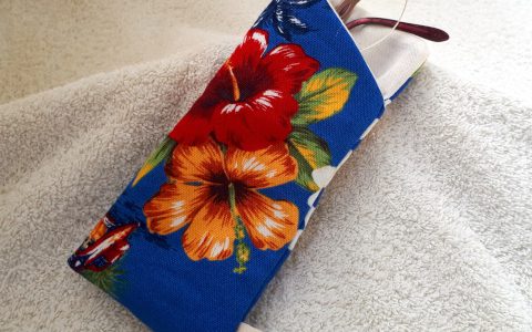 ハイビスカスの布メガネケース(紺)minneに出品しました ハイビスカスの布メガネケース(紺)minneに出品しました